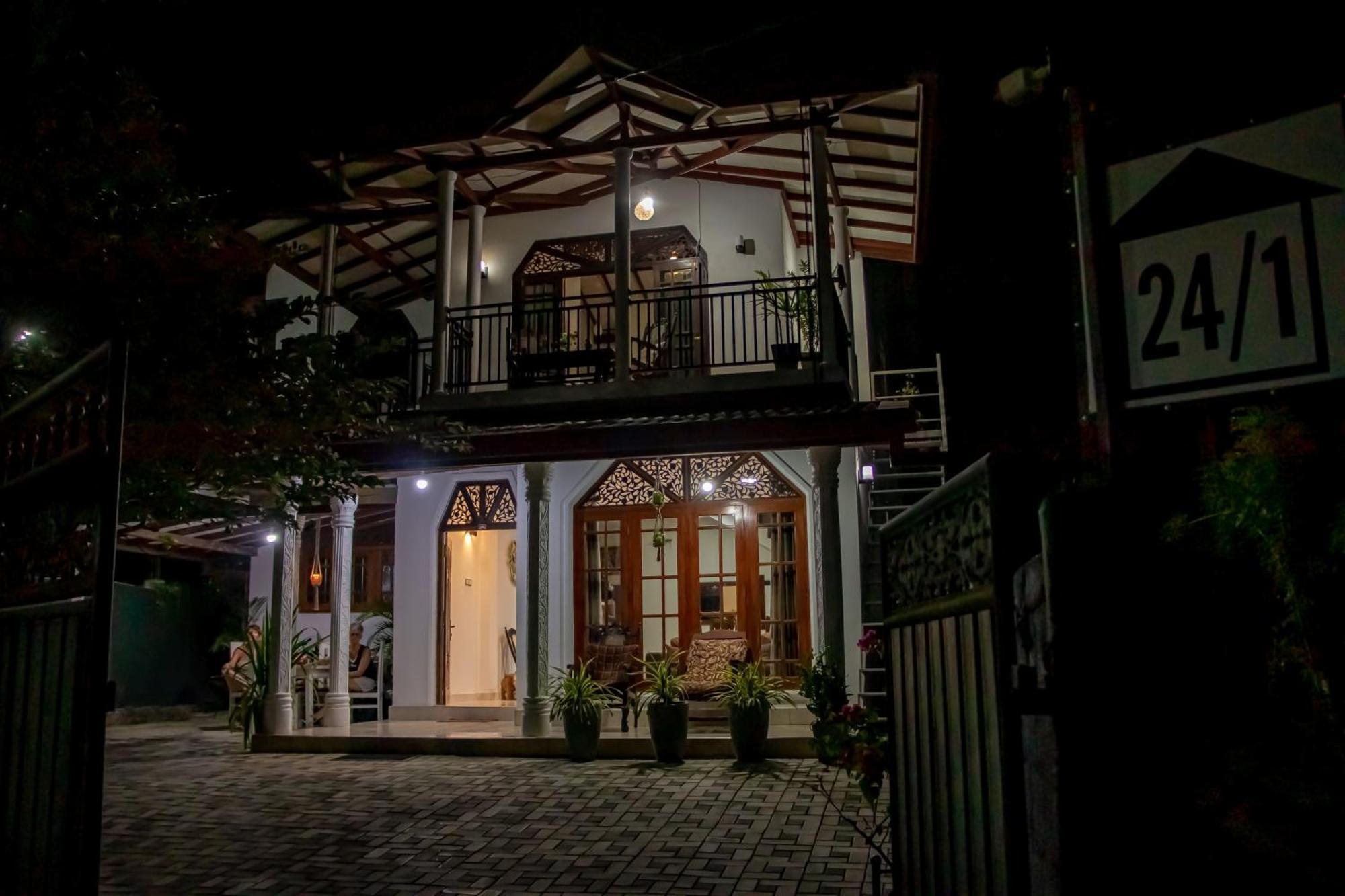 Dini Galle Buitenkant foto