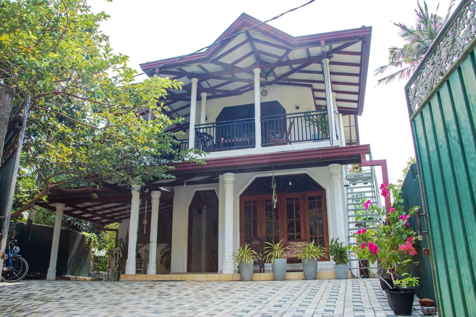 Dini Galle Buitenkant foto